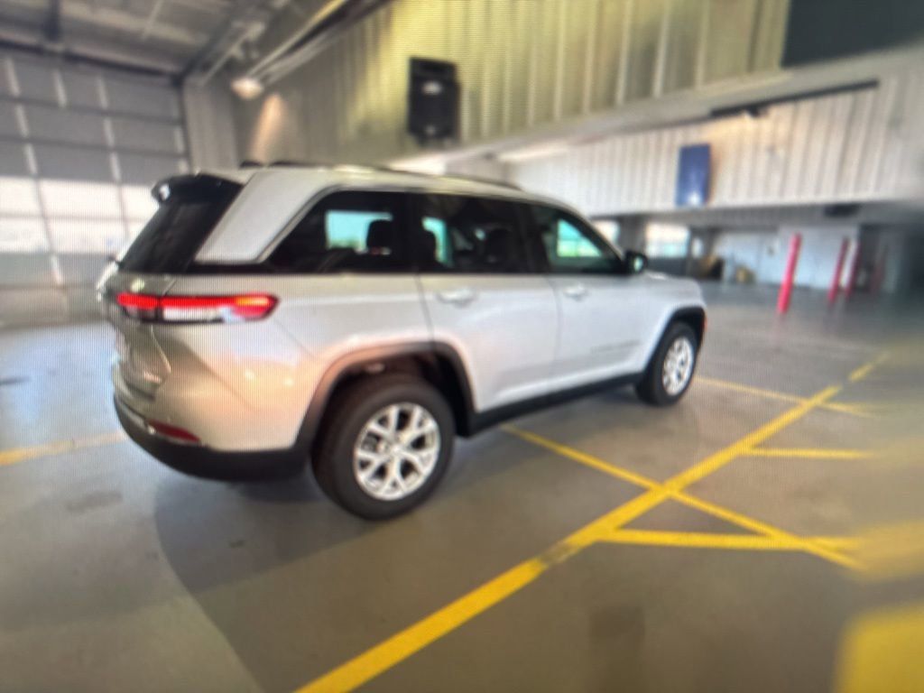 2023 Jeep Grand Cherokee Limited photo 5