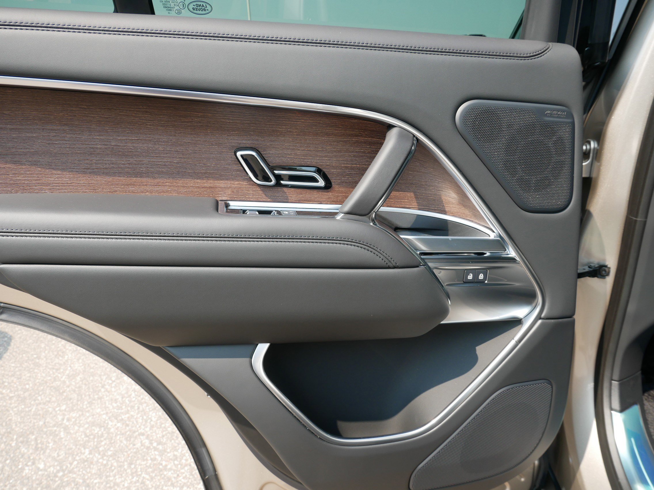 2025 Land Rover Range Rover SE photo 5