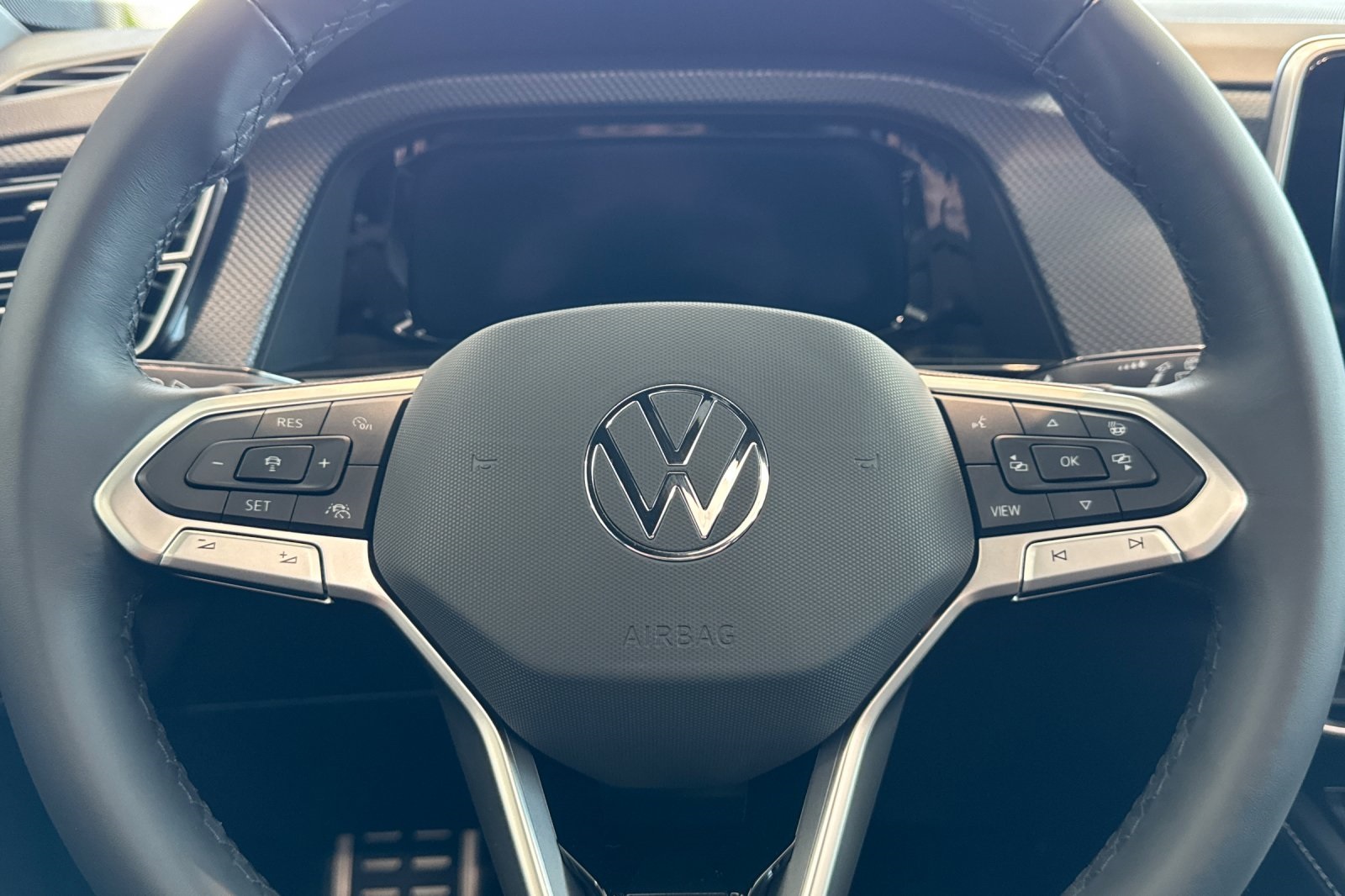 2025 Volkswagen Atlas Cross Sport SEL R-Line photo 16