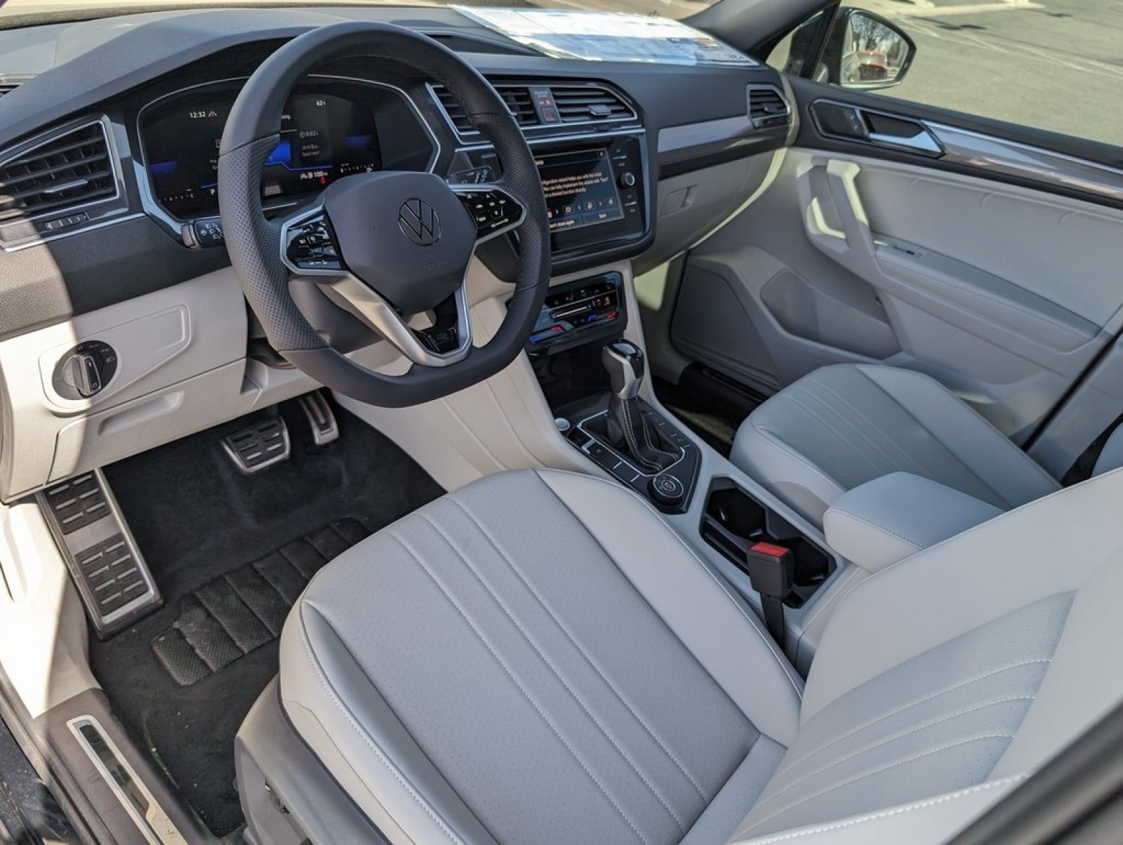 New 2024 Deep Black Pearl Effect Volkswagen 2.0T SE R-Line Black image 10