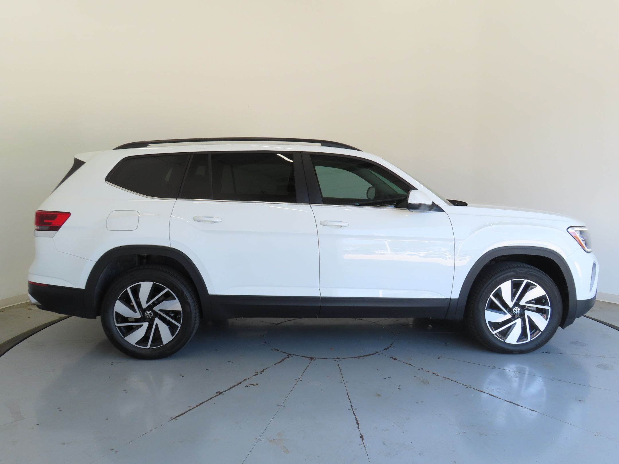 2025 Volkswagen Atlas SE Technology photo 2