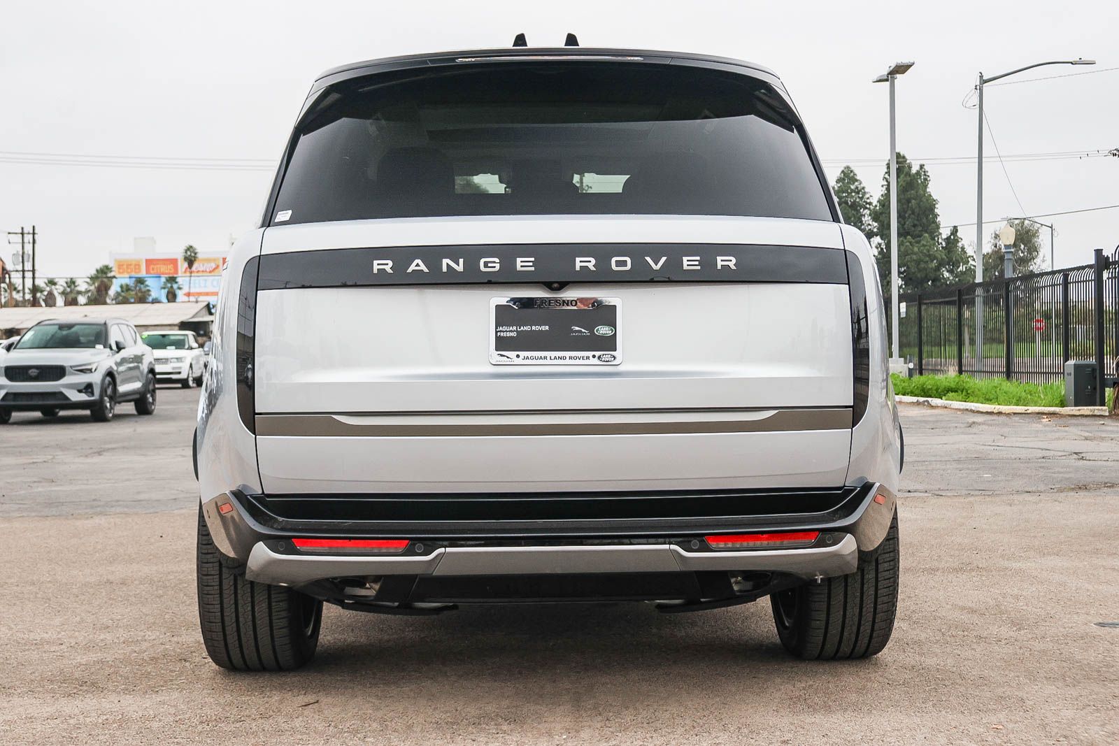 2025 Land Rover Range Rover SE photo 3