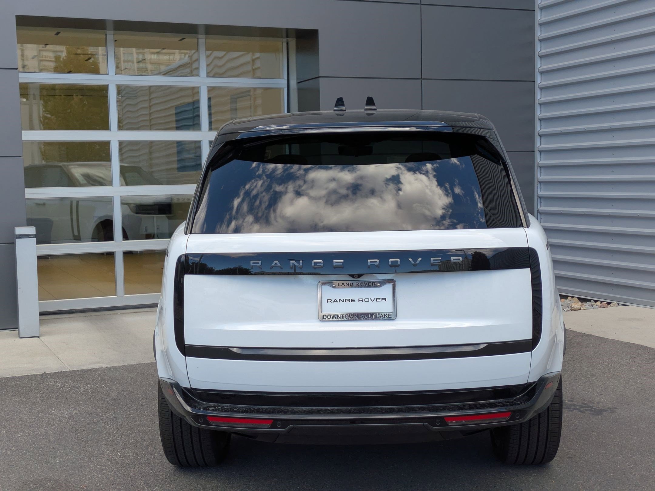 2025 Land Rover Range Rover SE photo 4