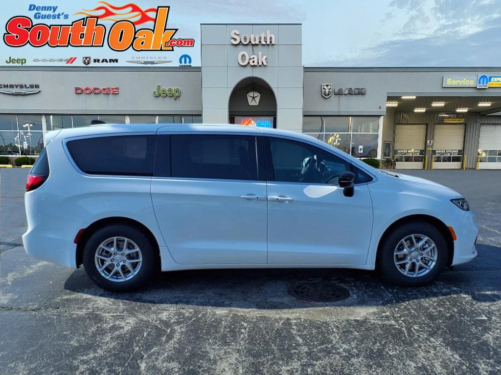 2026 Chrysler Pacifica photo 2