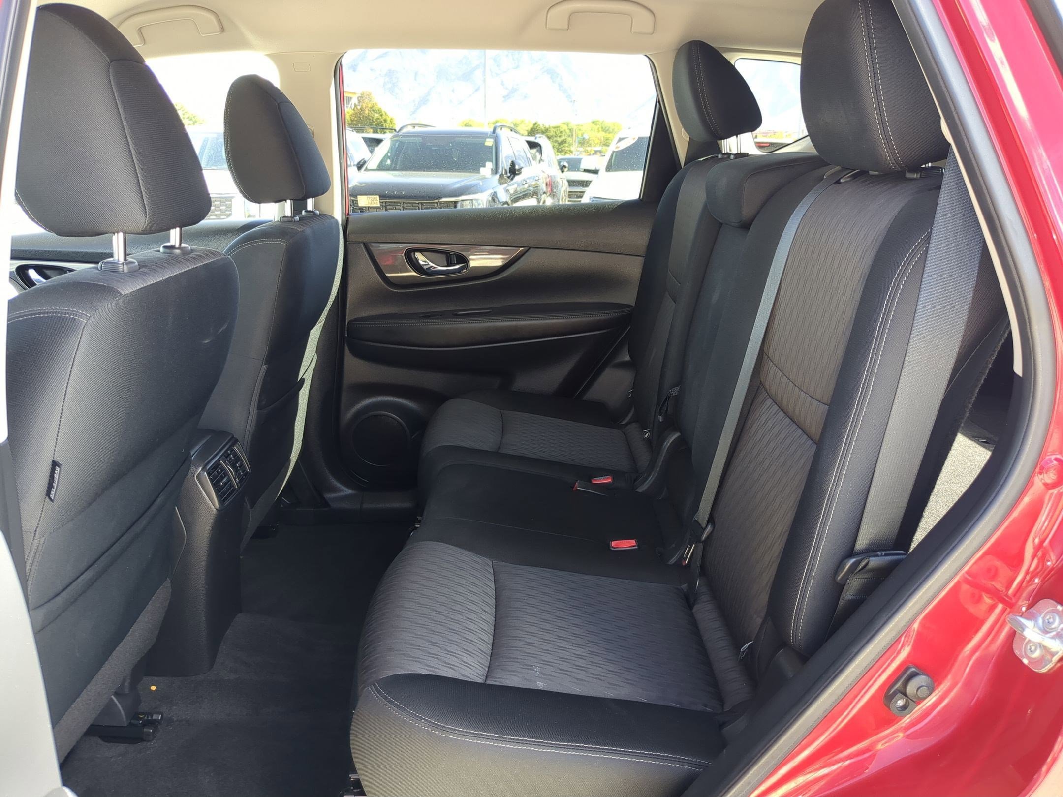 2017 Nissan Rogue SV photo 18