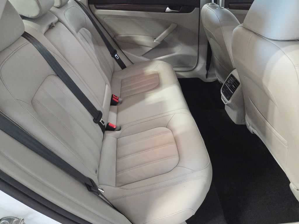 2020 Volkswagen Passat 2.0T SEL photo 14
