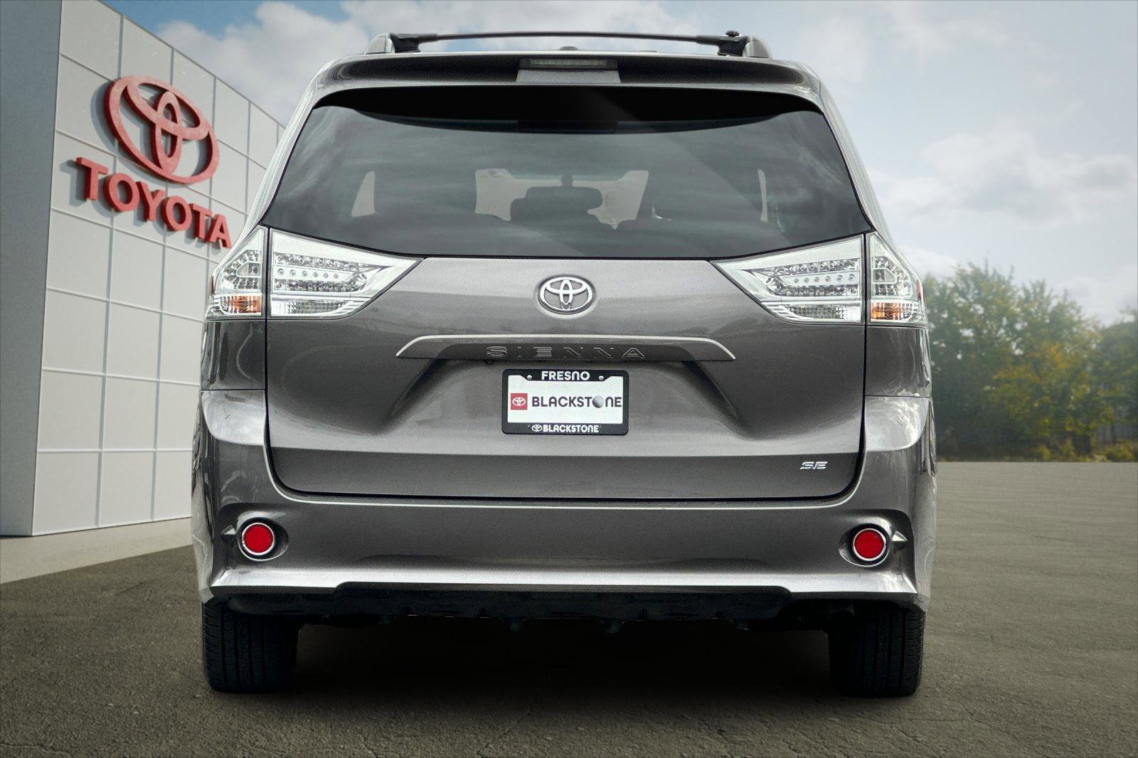 2017 Toyota Sienna SE photo 4