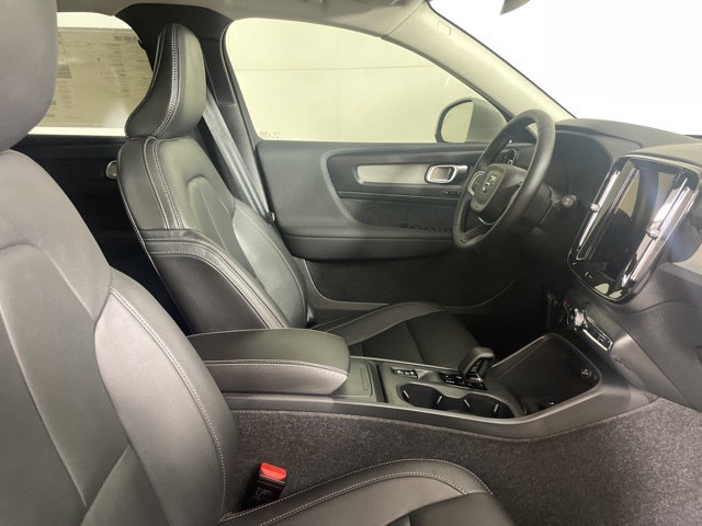 2025 Volvo XC40 Core photo 11