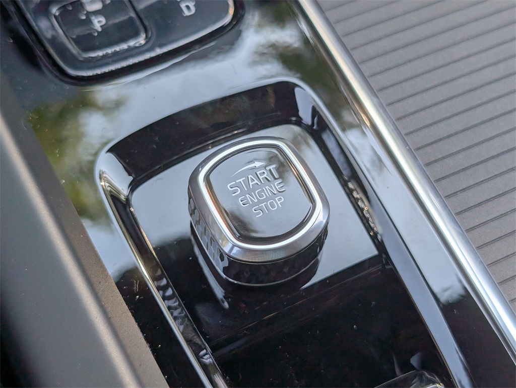 2026 Volvo XC60 B5 Black Edition photo 17
