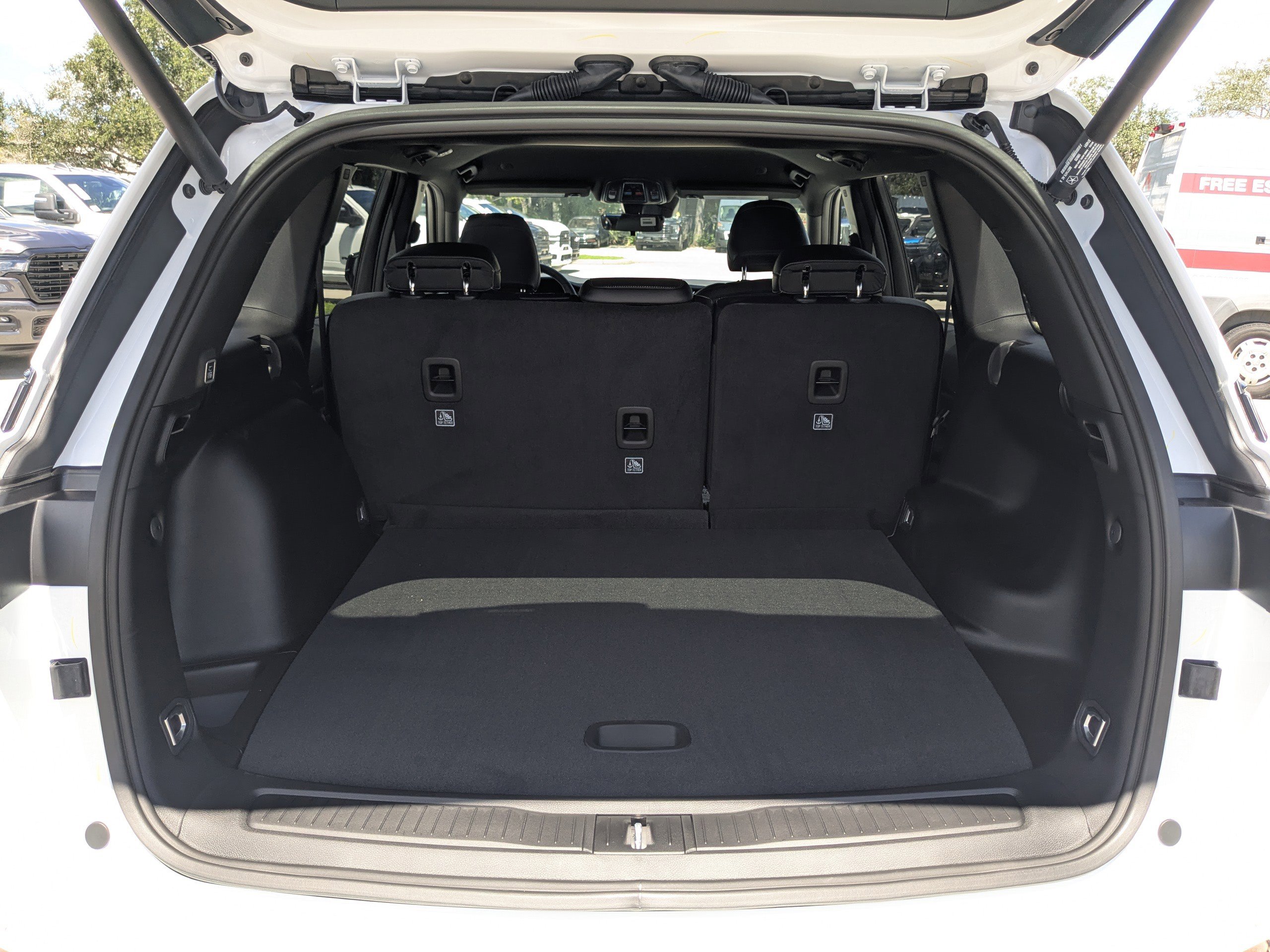 2025 Jeep Grand Cherokee Laredo Altitude photo 13