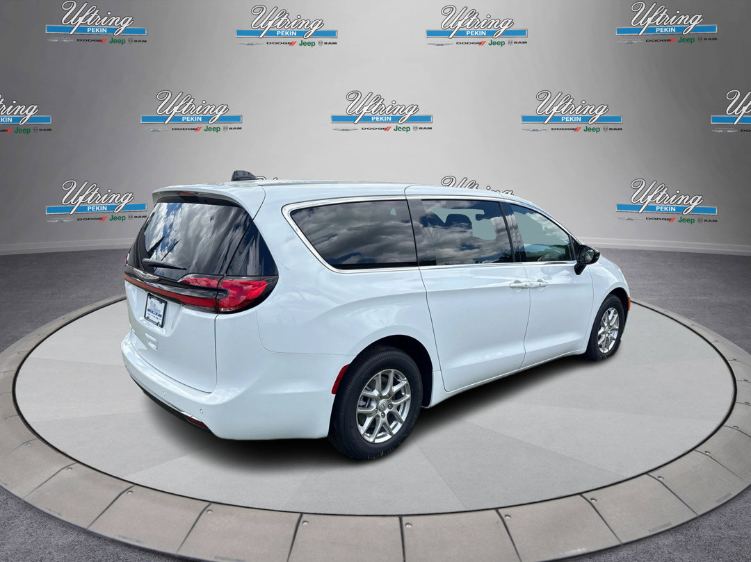2026 Chrysler Pacifica photo 2