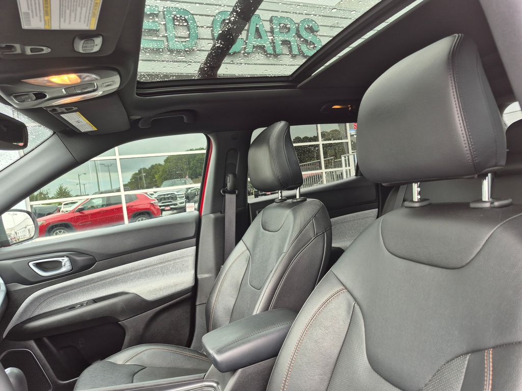 2023 Jeep Compass Latitude Lux photo 13