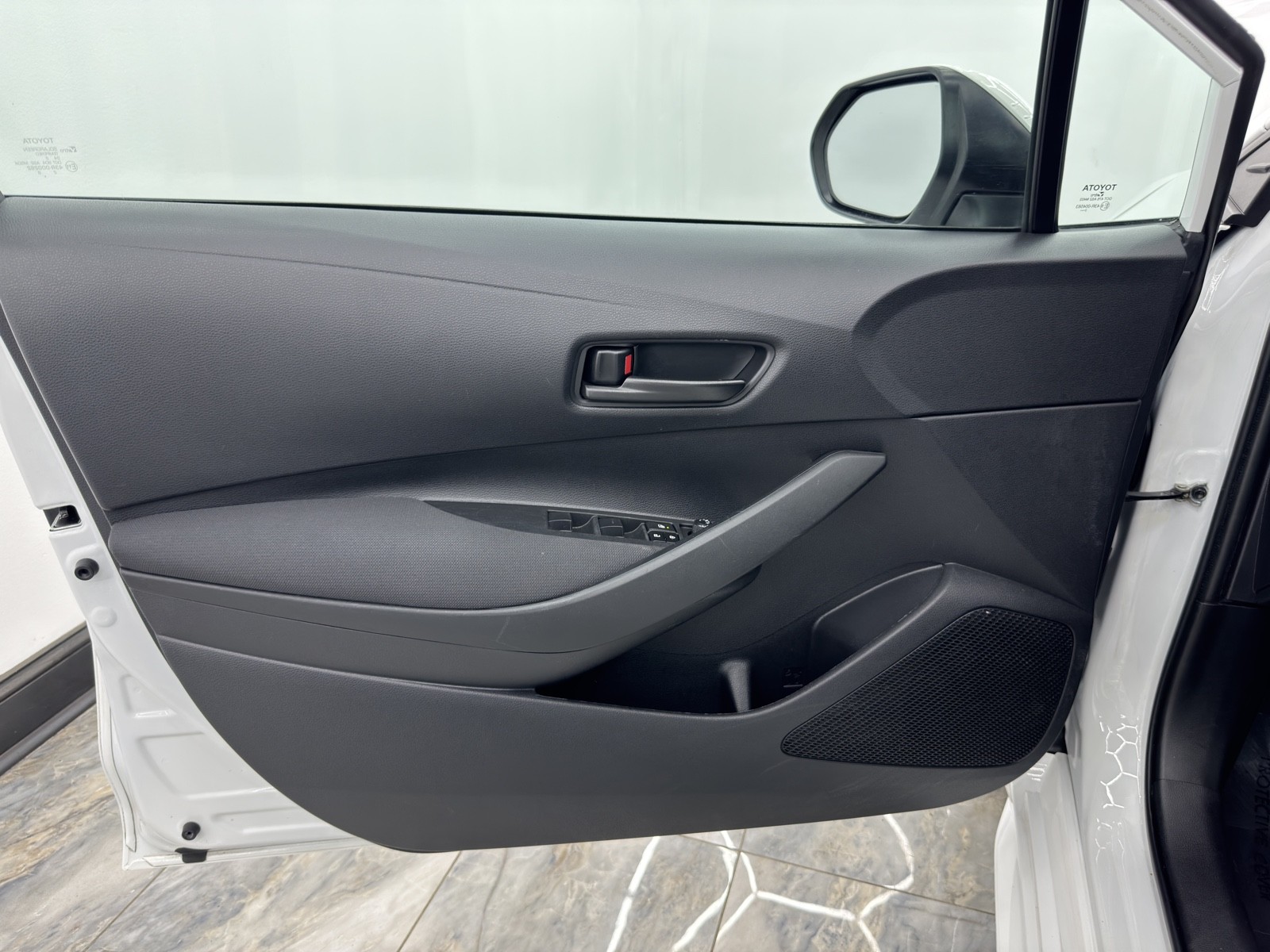 2023 Toyota Corolla LE photo 28