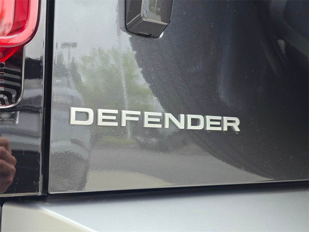 2025 Land Rover Defender 110 S photo 9