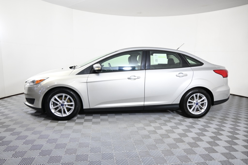 2017 Ford Focus SE photo 2