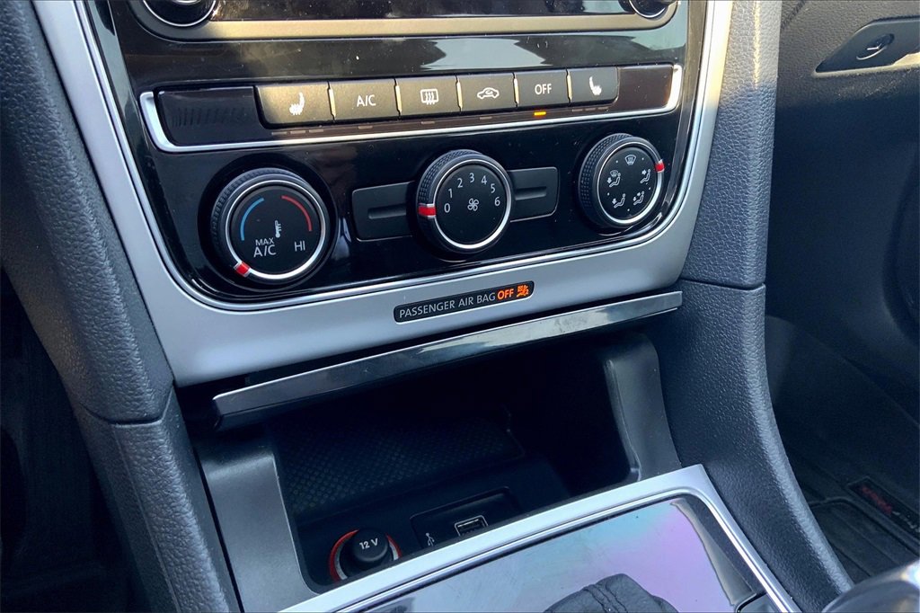 2019 Volkswagen Passat 2.0T Wolfsburg Edition photo 32
