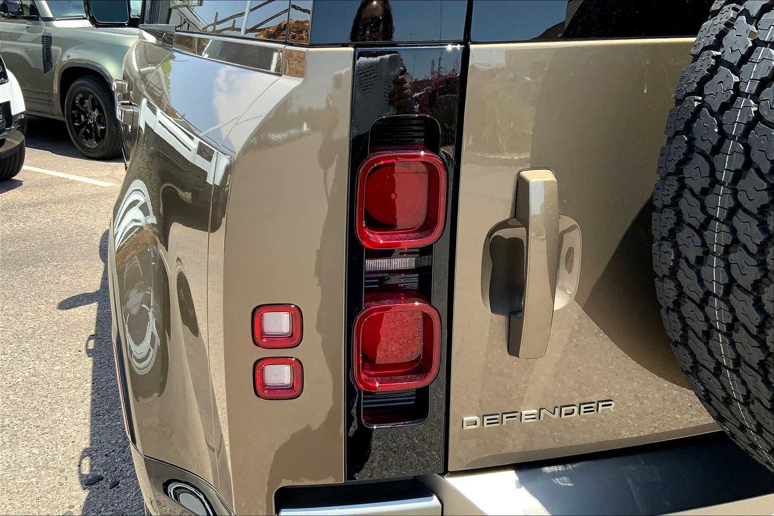 2025 Land Rover Defender 110 X-Dynamic SE photo 14