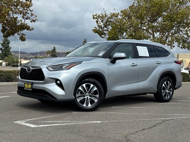 2023 Toyota Highlander XLE photo 2
