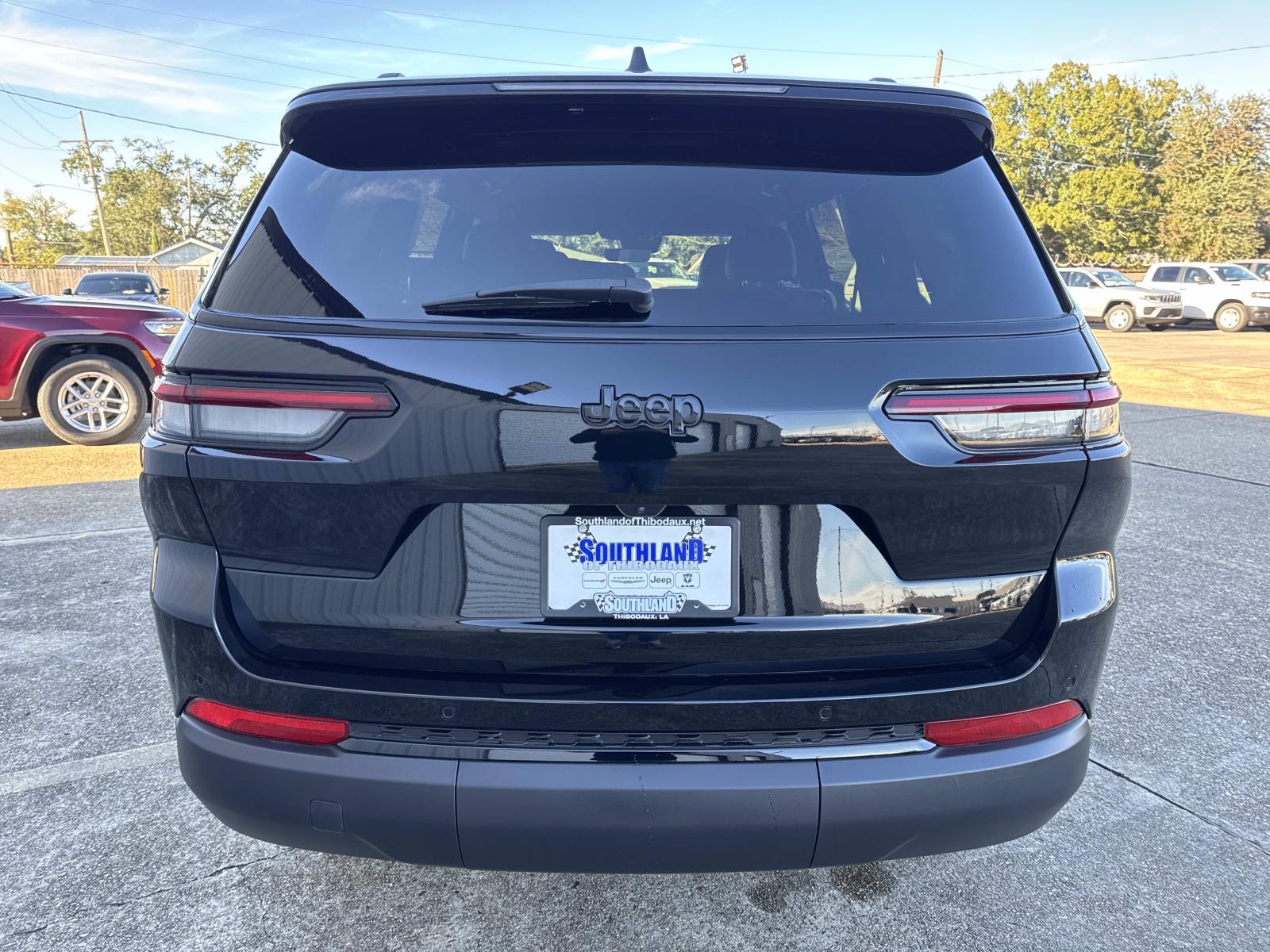 2025 Jeep Grand Cherokee Altitude photo 3