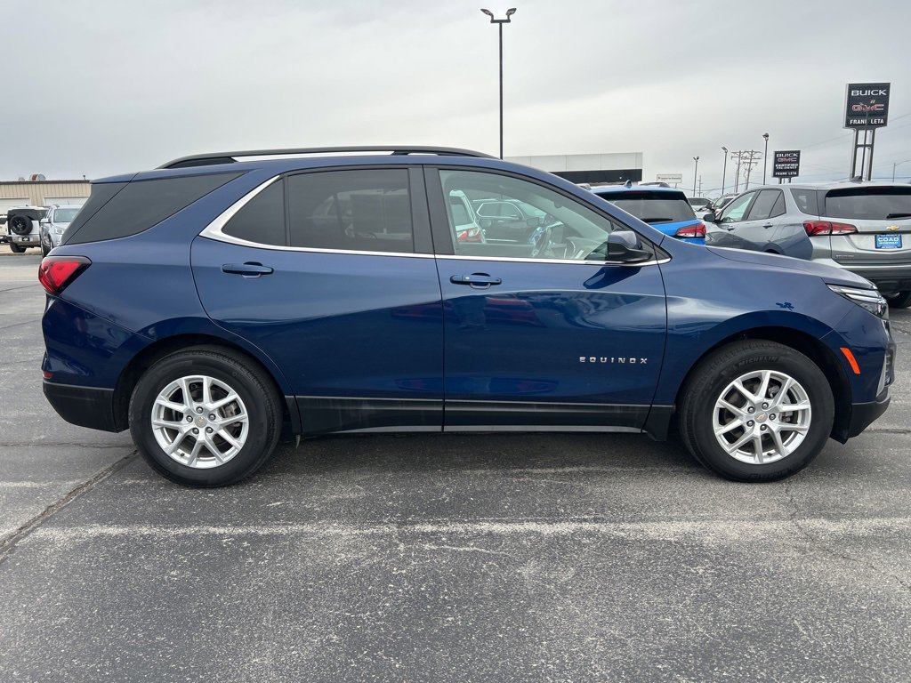 2022 Chevrolet Equinox LT photo 2