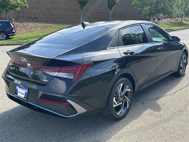2025 Hyundai Elantra Hybrid Limited photo 5