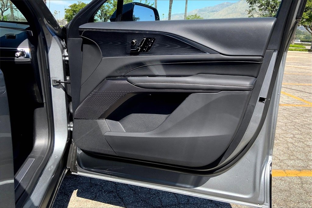 2025 Cadillac Lyriq Luxury photo 29