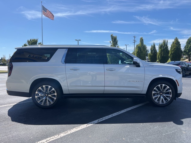 2025 Chevrolet Suburban High Country photo 3