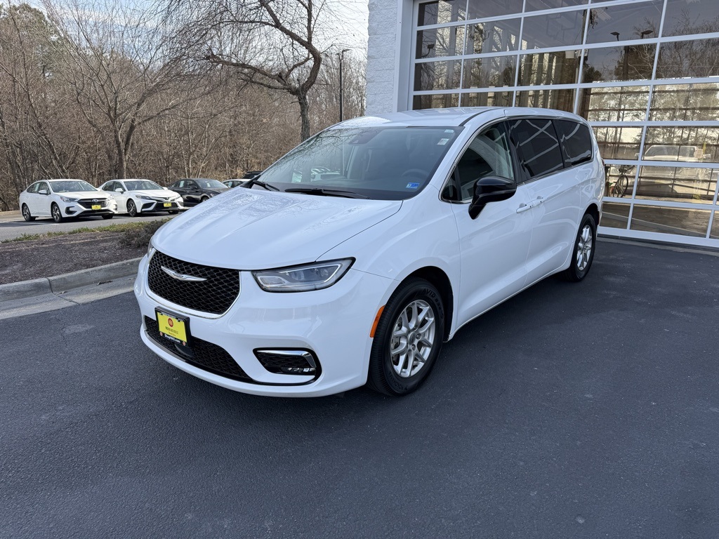 2024 Chrysler Pacifica Touring L's photo