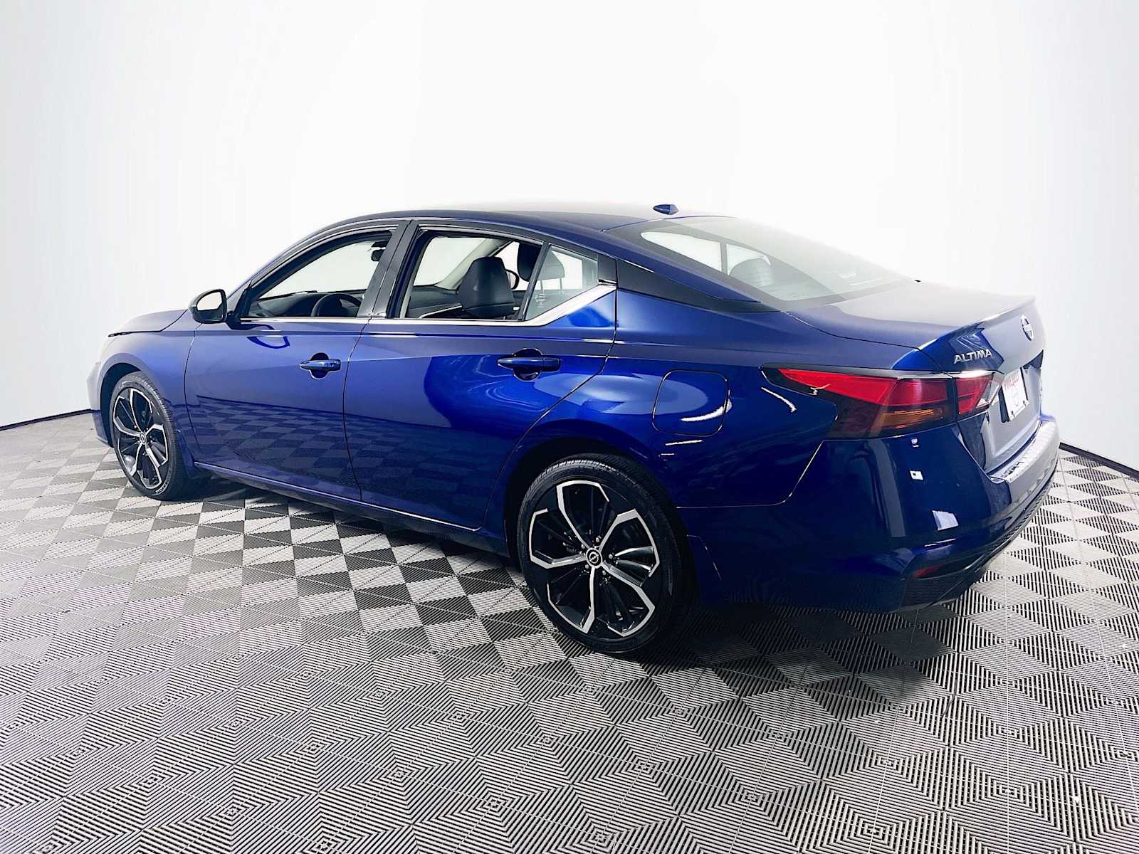 2023 Nissan Altima 2.5 SR photo 6