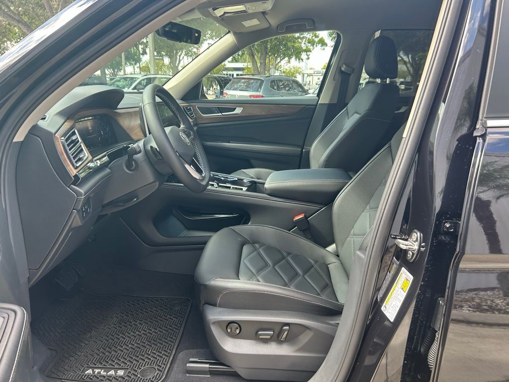 2026 Volkswagen Atlas SE Technology photo 3