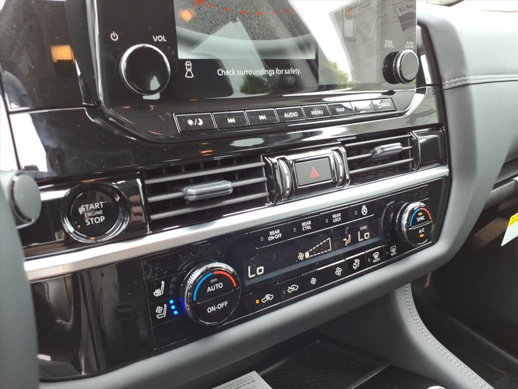2025 Nissan Pathfinder Platinum photo 18
