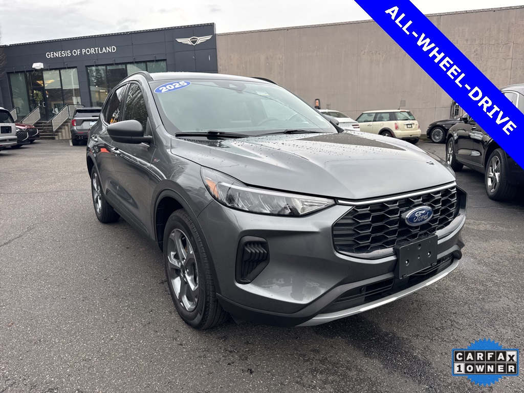 2025 Ford Escape ST-Line's photo