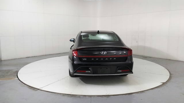 Used 2022  Hyundai SE image 4
