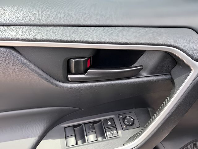 2022 Toyota RAV4 LE photo 11
