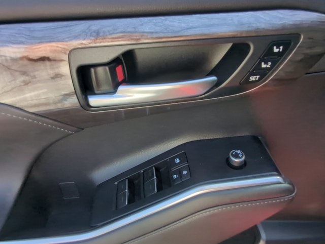 2020 Toyota Highlander Hybrid Platinum photo 13