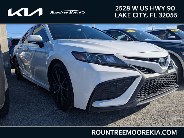 2022 Toyota Camry SE's photo