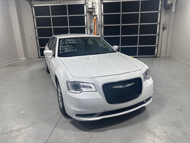 2023 Chrysler 300 Touring photo 12