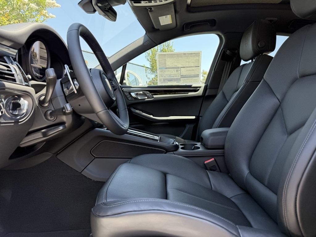 2025 Porsche Macan S photo 10