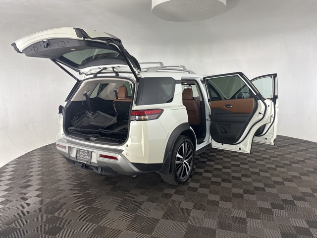 2024 Nissan Pathfinder Platinum photo 11