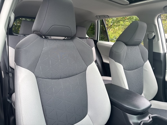 2022 Toyota RAV4 XLE photo 14