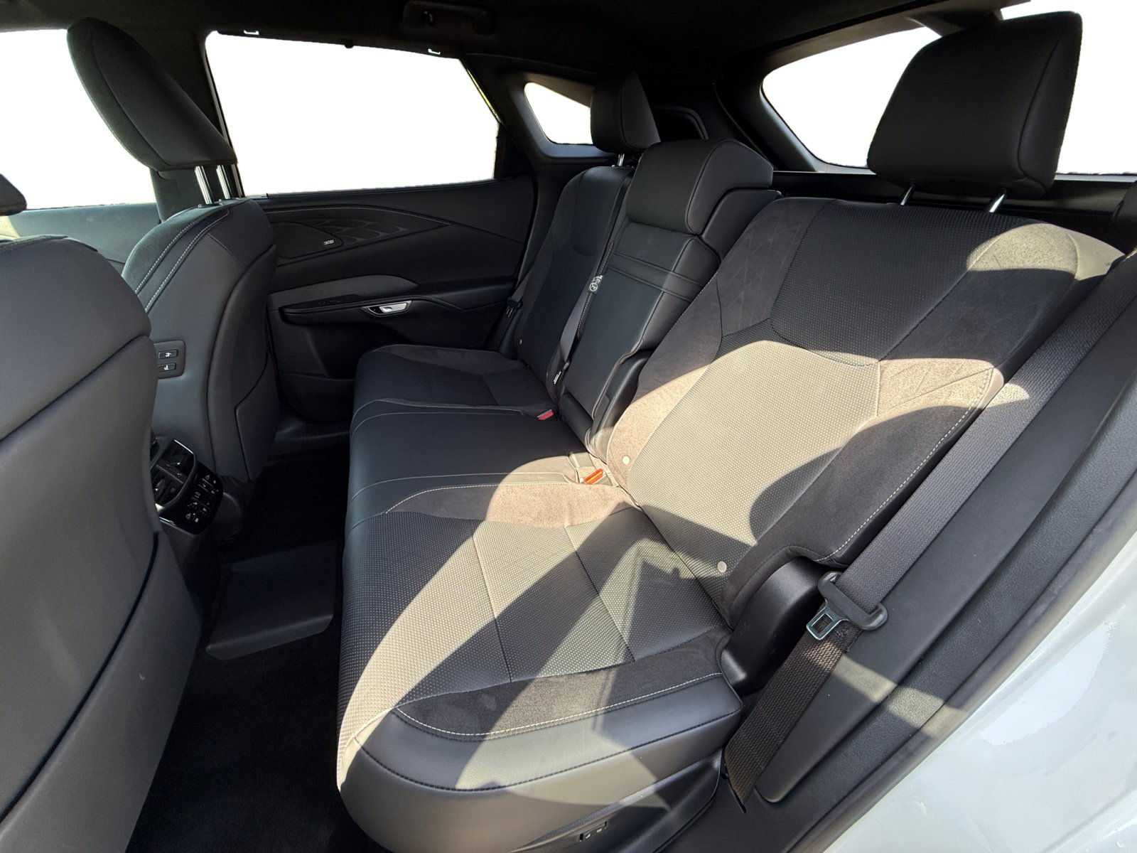 2024 Lexus RX 450h+ Luxury photo 15