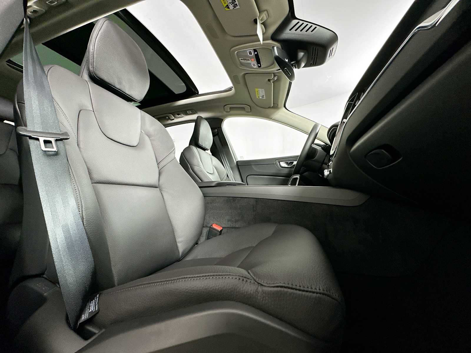 2025 Volvo XC60 T8 Plus photo 24