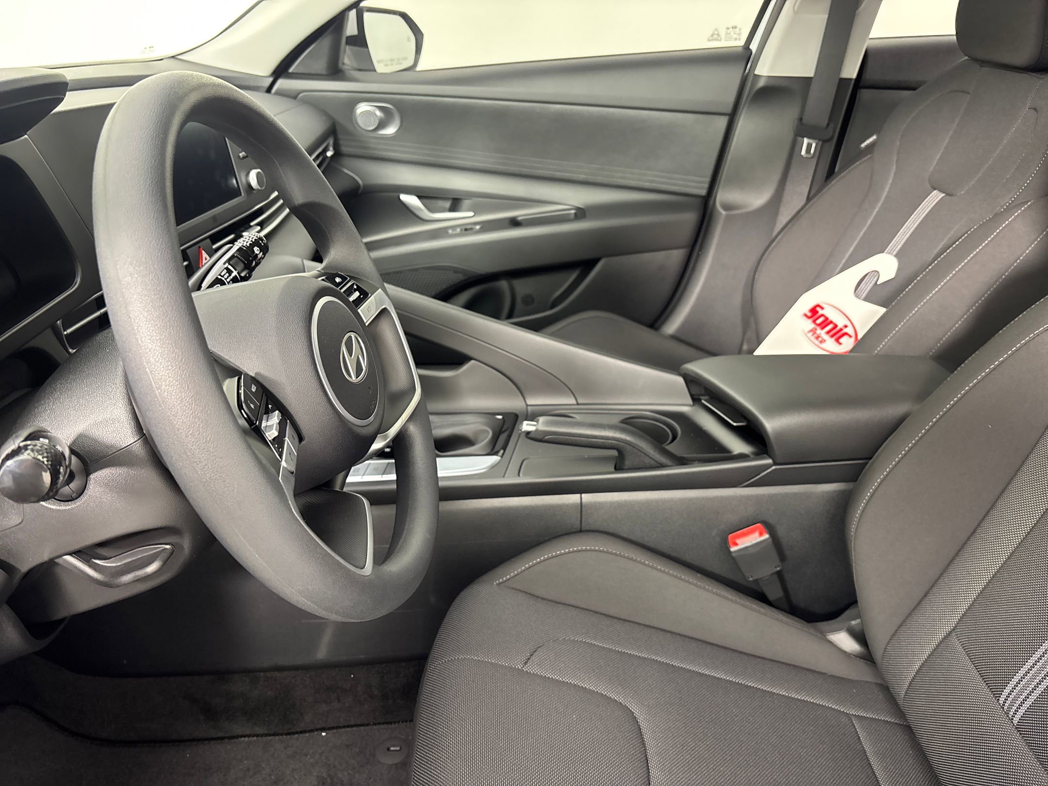 2025 Hyundai Elantra SE photo 5