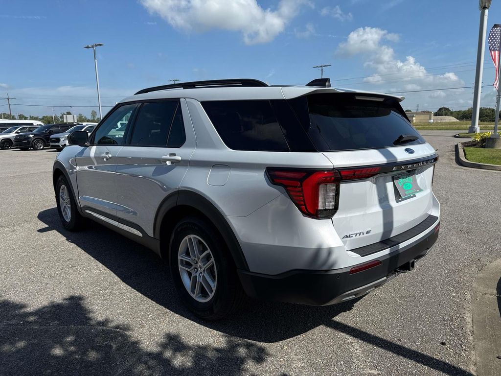 2025 Ford Explorer photo 2