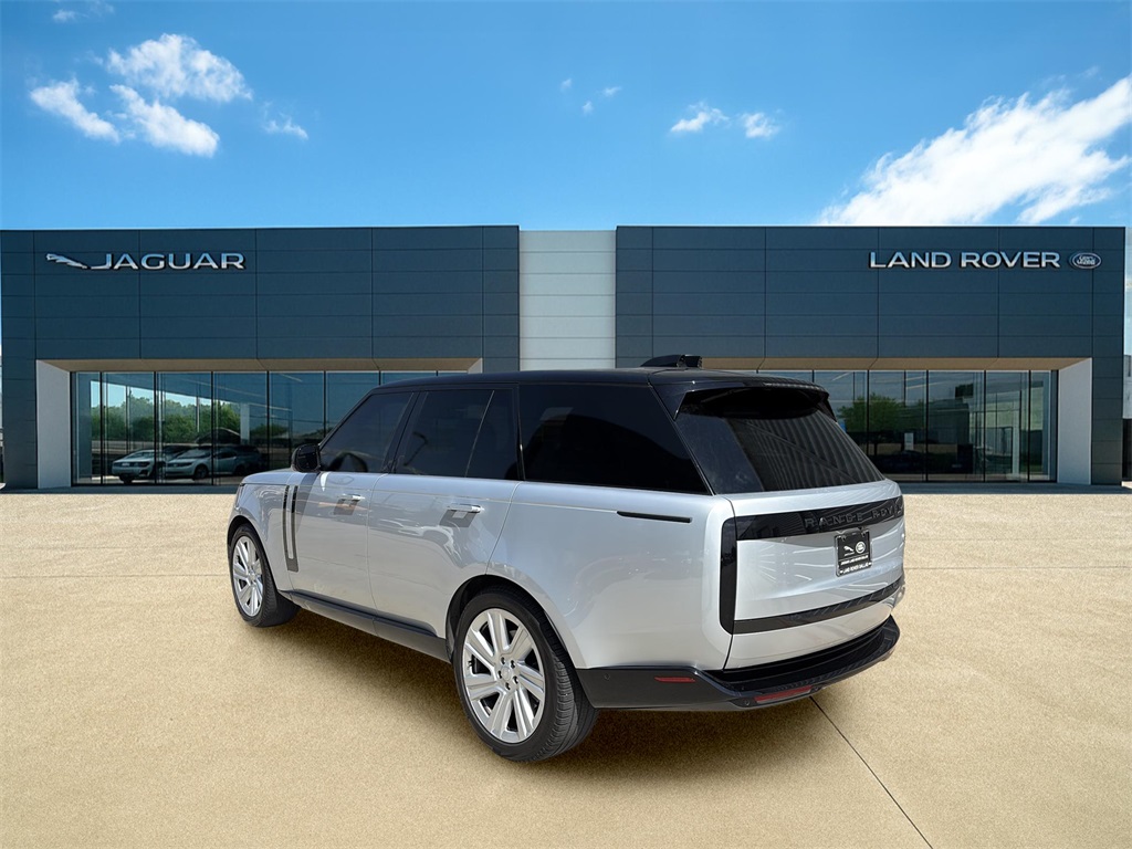 2023 Land Rover Range Rover SE photo 3