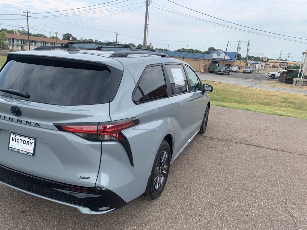 2025 Toyota Sienna XSE photo 7
