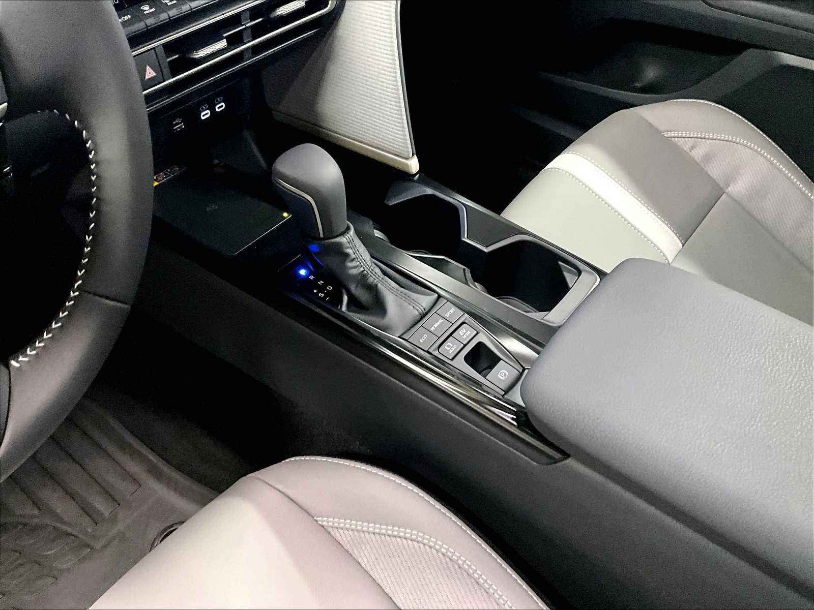 2025 Toyota Camry SE photo 13