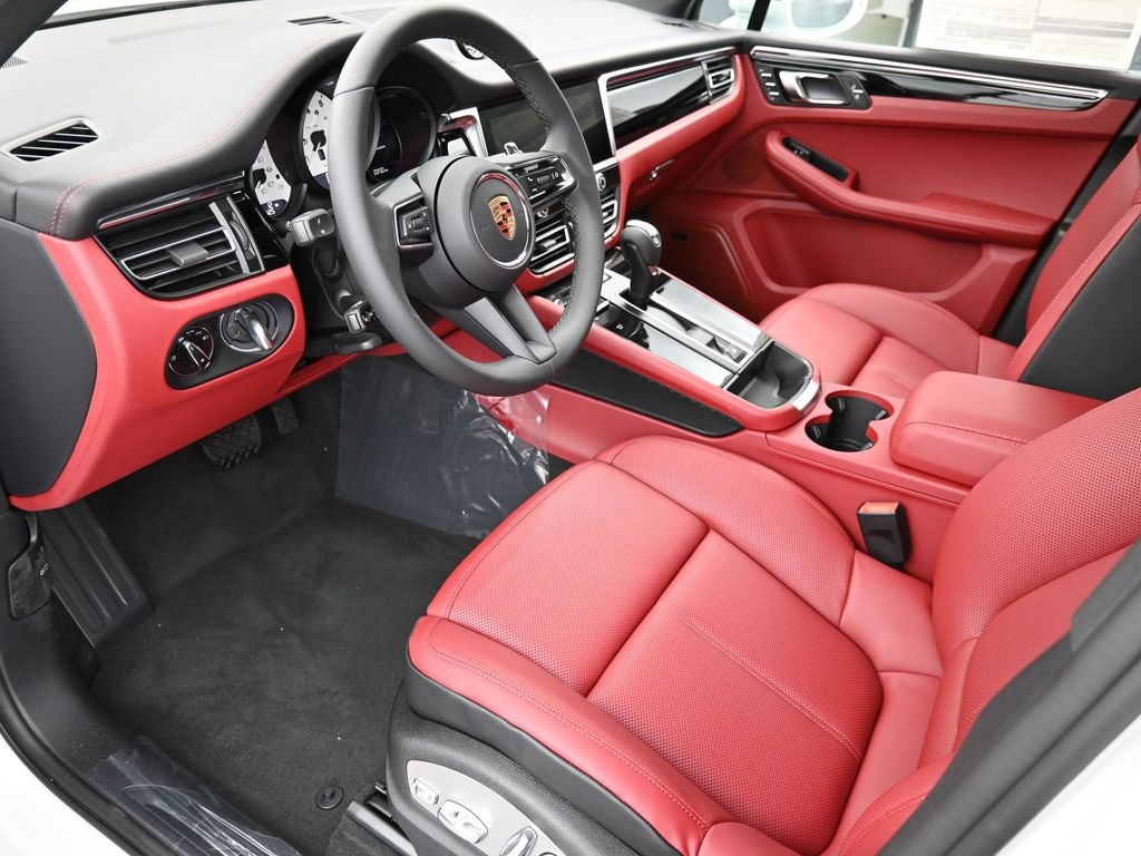 2026 Porsche Macan T photo 3