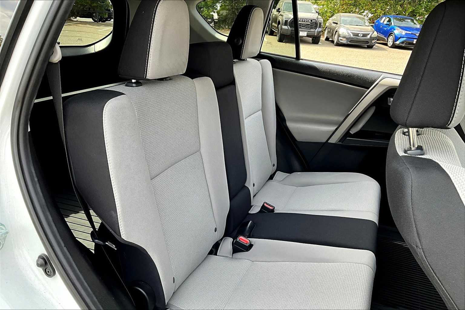 2018 Toyota RAV4 XLE photo 18