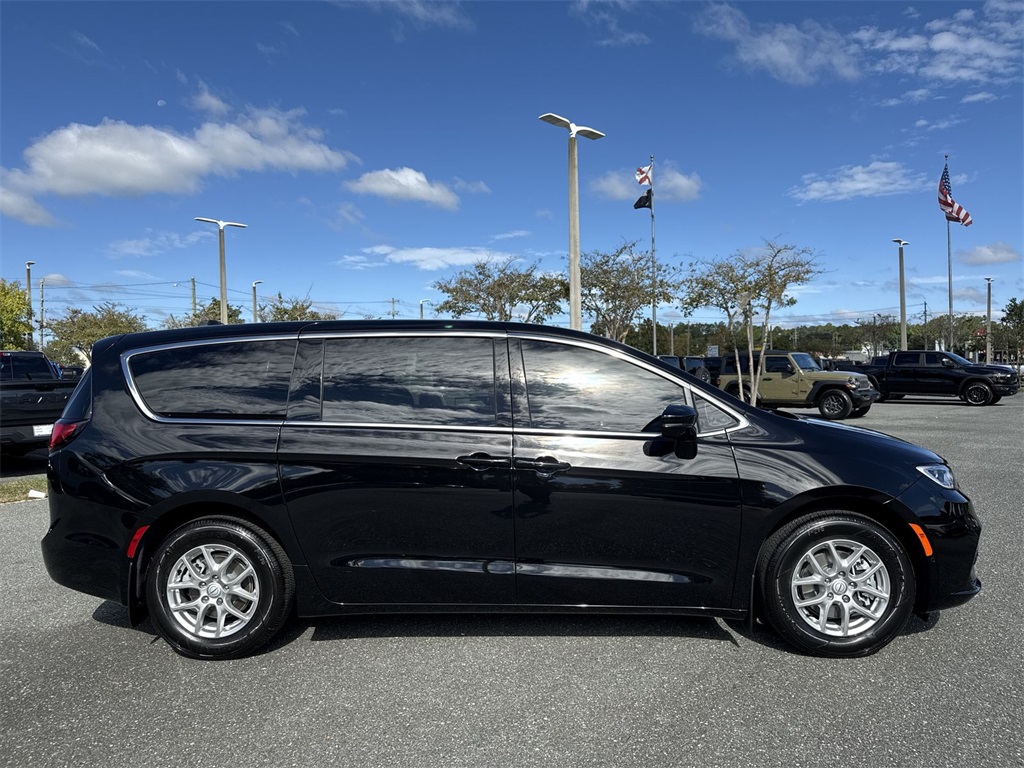 2026 Chrysler Pacifica photo 2